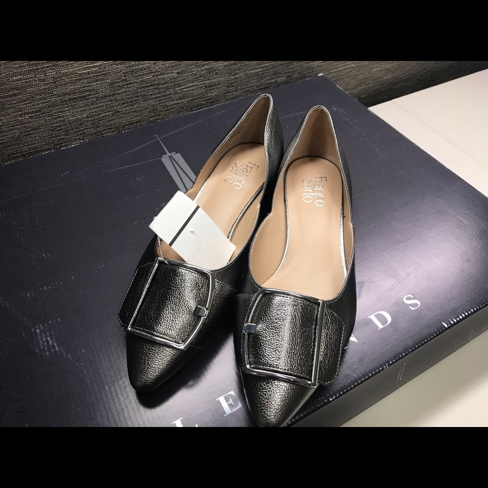 NWT silver shoes buckle flat shoes.